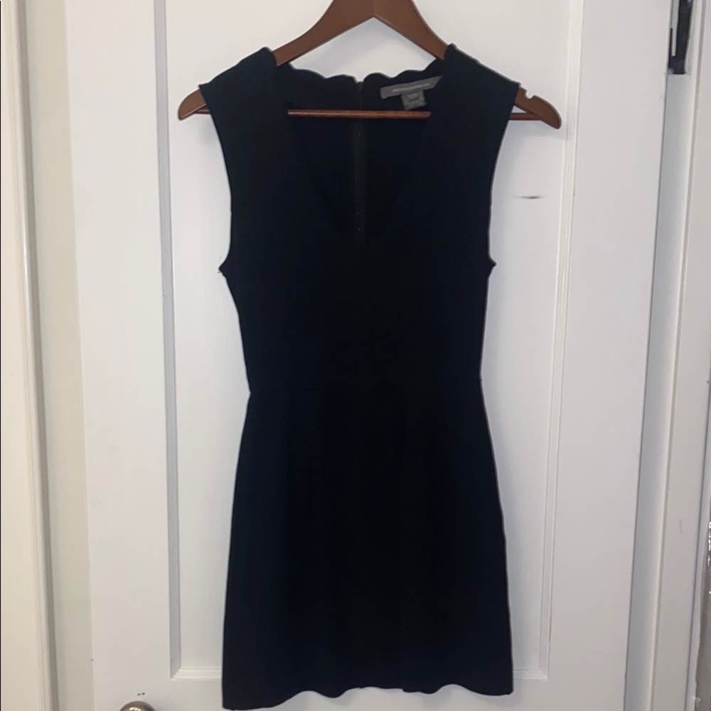 French Connection Size 2 Black Sleeveless V-Neck Sheath Mini Dress